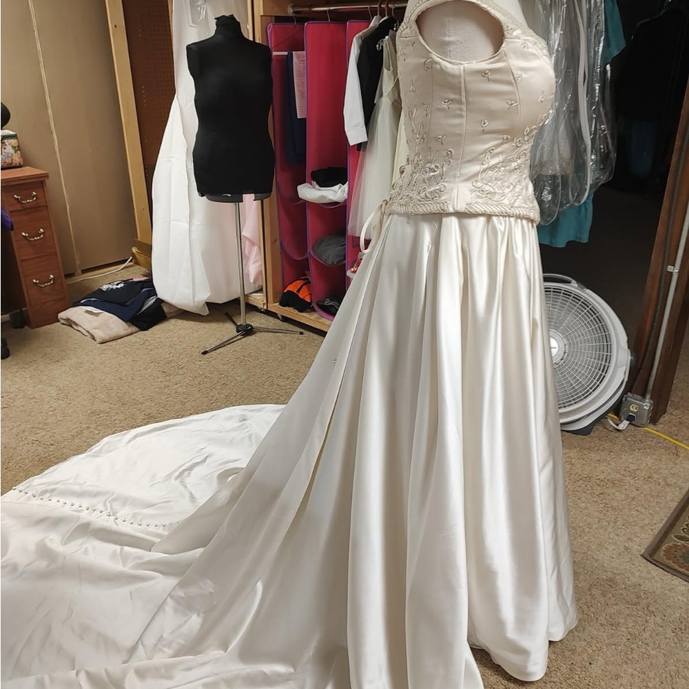 Wedding Dress - Picture 4 of 9